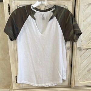 Z SUPPLY Short Sleeve Tee White/Camo V Neck Size XS